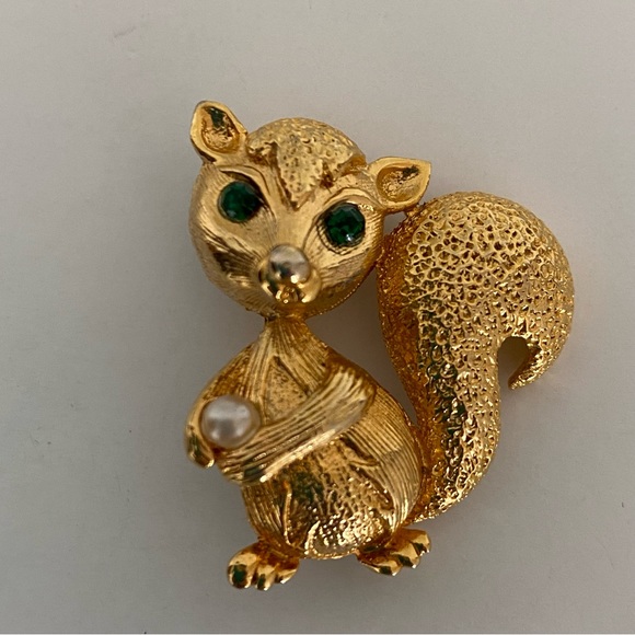 Jewelry - Vintage Paradise pin squirrel with green eyes holding pearl nut
